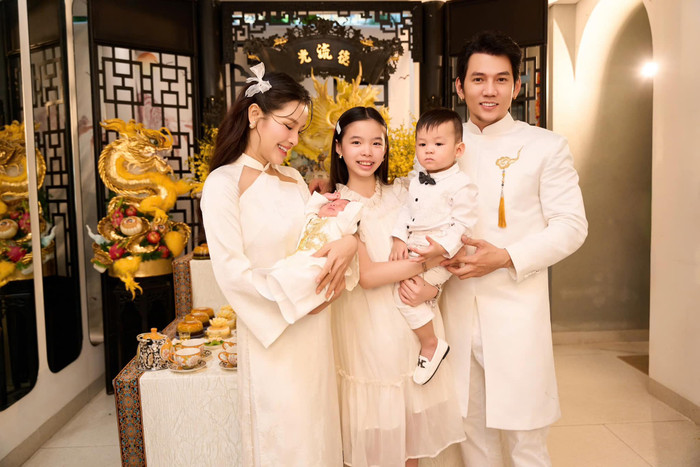 Vợ chồng Phương Trinh Jolie trong bữa tiệc đầy tháng của con trai Loka. Ảnh: FBNV