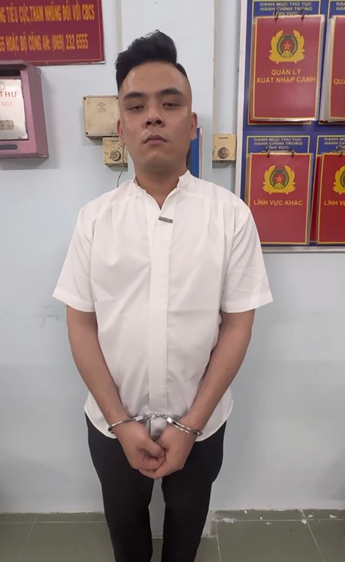 Vụ nam thanh niên đánh bảo vệ ở phố đi bộ: Cô gái đi cùng có bị xử lý không? Ảnh 1