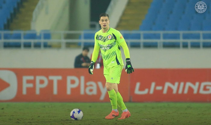 Thủ môn Nguyễn Filip đã có lần đầu vắng mặt ở V.League do thẻ phạt. Ảnh: CLB CAHN