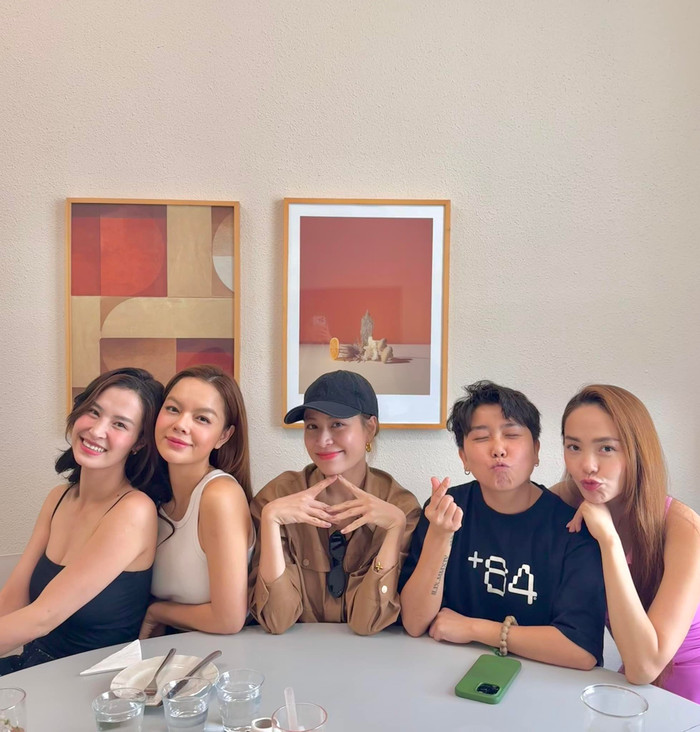 Showbiz 24h: Hoàng Thuỳ Linh lựa chọn ăn diện kín đáo khi gặp lại nhóm bạn thân thiết. Ảnh: FBNV