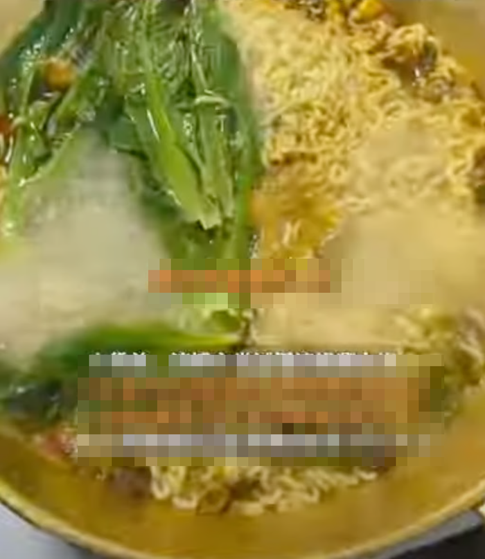 Cô gái xì xụp ăn lẩu bằng chiếc nồi vàng có giá 2,4 tỷ, dân mạng: 'Nước trong nồi cũng có mùi tiền' Ảnh 2