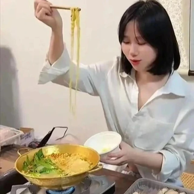 Cô gái xì xụp ăn lẩu bằng chiếc nồi vàng có giá 2,4 tỷ, dân mạng: 'Nước trong nồi cũng có mùi tiền' Ảnh 3