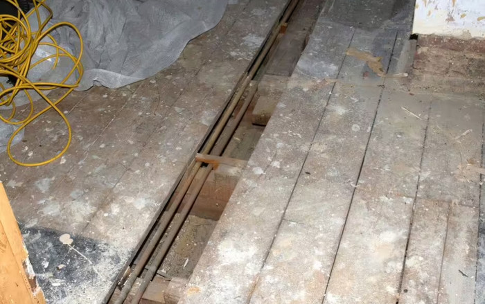 Cặp đôi sửa nhà, vô tình phát hiện bí mật ngoại tình ẩn dưới sàn nhà Ảnh 2
