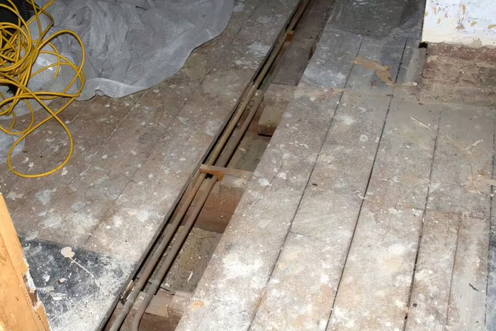 Cặp đôi sửa nhà, vô tình phát hiện bí mật ngoại tình ẩn dưới sàn nhà Ảnh 1