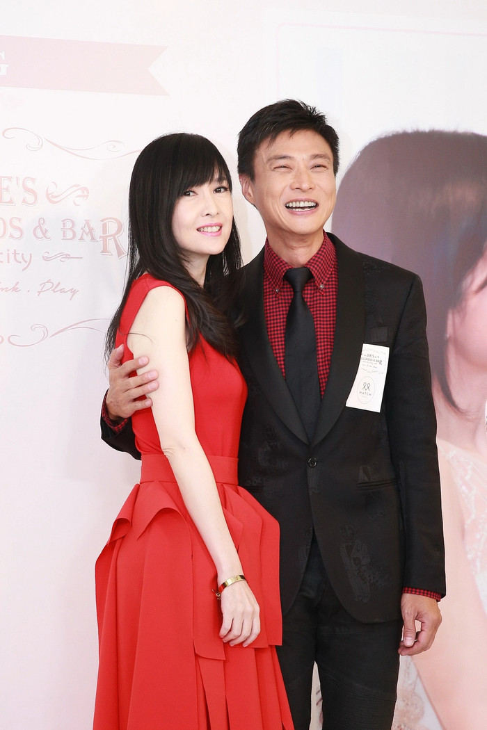 Cũng có vài lần chia tay nhưng rồi Châu Huệ Mẫn vẫn chọn ở bên Nghê Chấn. (Ảnh: Baidu)