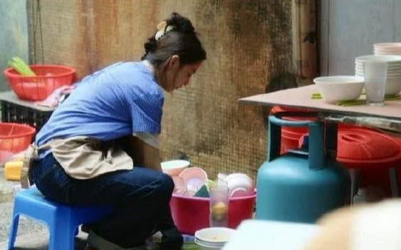 Nữ diễn viên xinh đẹp rửa bát thuê kiếm sống? Ảnh 2