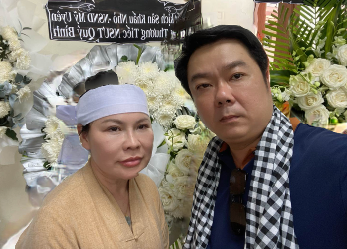 Vợ Quý Bình và đạo diễn Chánh Trực. (Ảnh: FBNV)