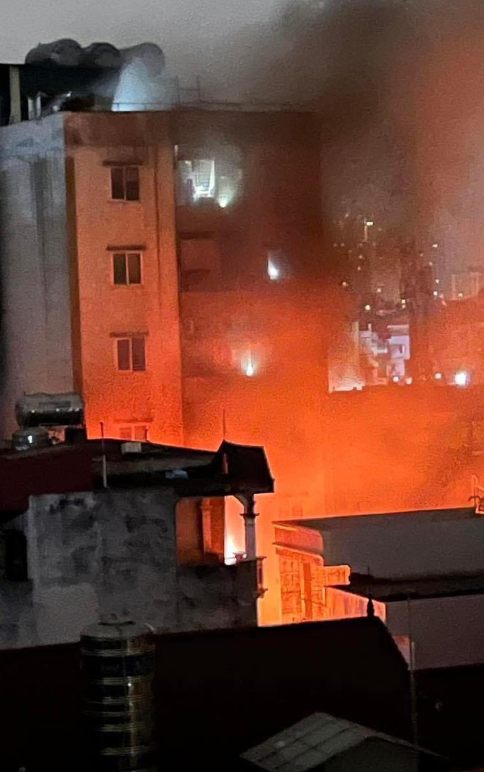 Đám cháy nhìn từ bên ngoài. Ảnh: VOV