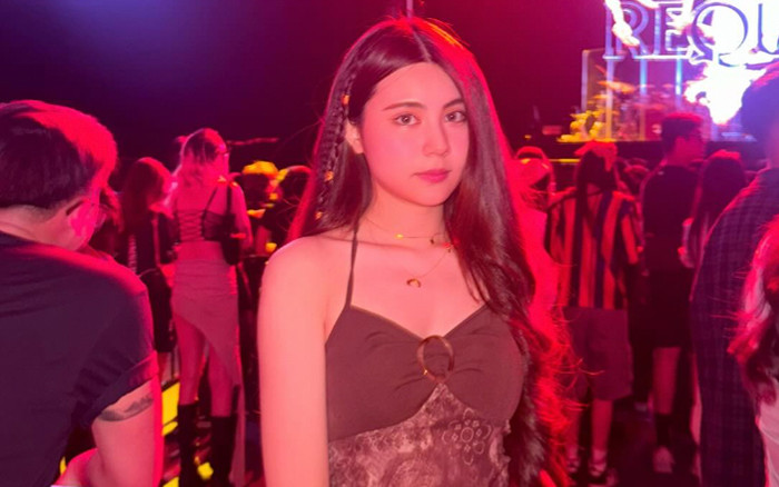 Con gái 16 tuổi của Quyền Linh mê ăn diện gợi cảm Ảnh 2