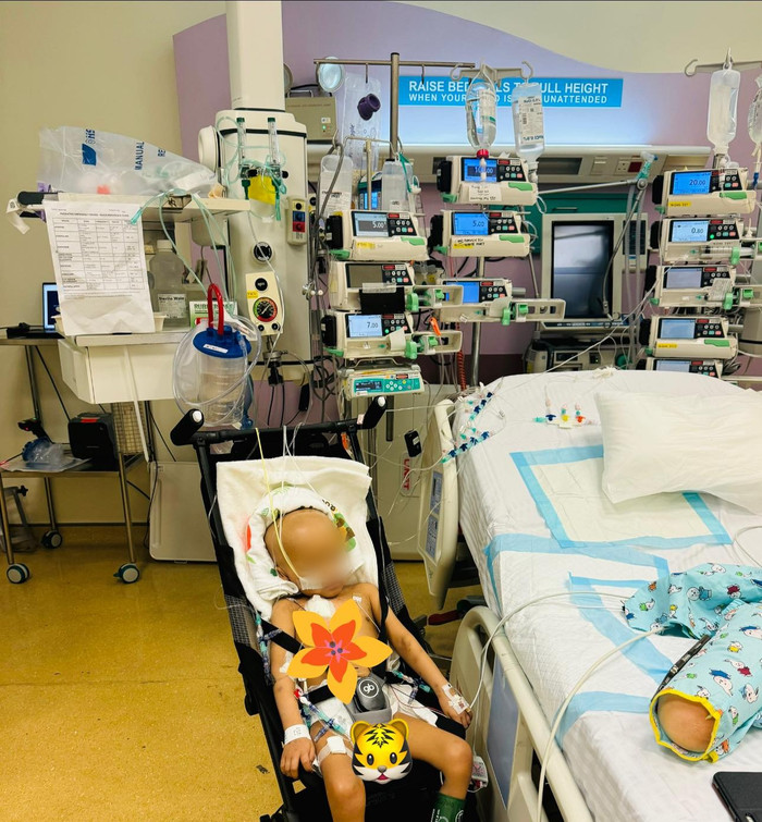 Hình ảnh mới nhất của bé Bắp khiến nhiều người xót xa.