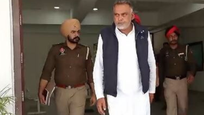 Được biết đến rộng rãi với cái tên Pinky Dhaliwal, bị cáo, người điều hành các công ty như Mad4Music và Amar Audio, đã bị cảnh sát Mohali bắt giữ bên ngoài nhà riêng. 