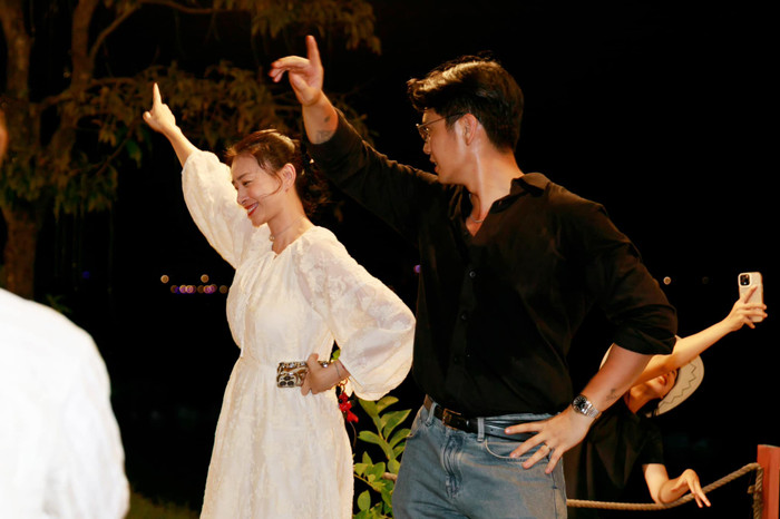 Ngô Thanh Vân lựa chọn mặc váy rộng khi vui chơi cùng chồng và bạn bè trong tiệc sinh nhật. Ảnh: FBNV