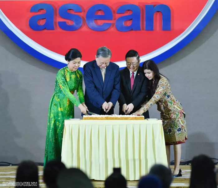 Tổng Bí thư Tô Lâm và Phu nhân cùng Tổng thư ký ASEAN Kao Kim Hourn và Phu nhân cắt bánh chào mừng 30 năm Việt Nam gia nhập ASEAN. (Ảnh: Tuấn Anh)
