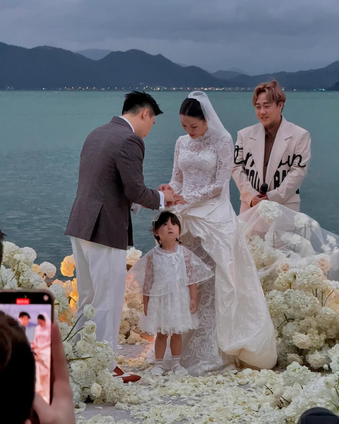 Showbiz 24h: Khoảnh khắc Salim và Hải Long lấy nhẫn cưới từ băng đô tóc của con gái Hải Đường đã 'đốn tim' nhiều khán giả. Ảnh: Sưu tầm