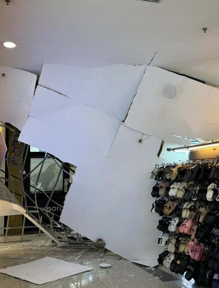 Sập trần nhà trung tâm thương mại, hiện trường hoang tàn Ảnh 3