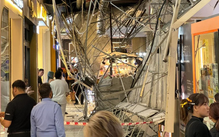 Sập trần nhà trung tâm thương mại, hiện trường hoang tàn Ảnh 2