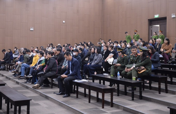 Bị hại, người liên quan có mặt theo triệu tập của tòa ngày 10/3. Ảnh: VnExpress