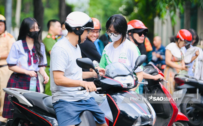 Miễn học phí: Phụ huynh phấn khởi nhưng vẫn còn đó nỗi lo phụ phí Ảnh 2