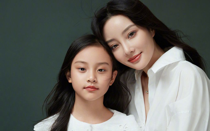 Lý Tiểu Lộ ngoại tình khiến con gái bị bạn bè cô lập Ảnh 2