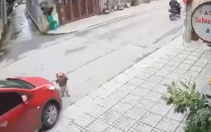 Hà Tĩnh: Bé trai 15 tháng tuổi bị ô tô của phụ huynh tông tử vong tại trước cơ sở giữ trẻ Ảnh 2