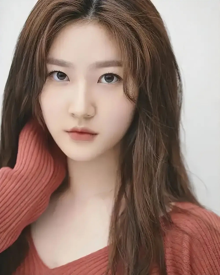 Kim Soo Hyun bị tố là không bắt máy khi gia đình Kim Sae Ron liên lạc, thậm chí anh không xuất hiện trong lễ tang của nữ diễn viên. (Ảnh Sohu)