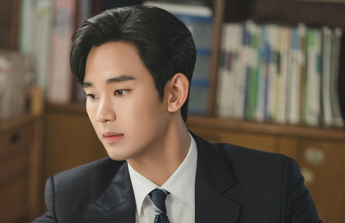 Gia đình Kim Sae Ron tiết lộ rằng sau khi chia tay, Kim Soo Hyun đã yêu cầu nữ diễn viên hoàn trả 700 triệu won (hơn 12 tỷ đồng). (Ảnh All Kpop)
