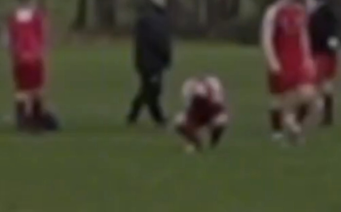 Cầu thủ bị vợ rượt đánh ngay trên sân Ảnh 2