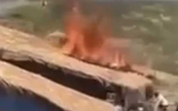 Nấu rau muống xào tỏi ớt, người phụ nữ làm cháy nguyên mái nhà Ảnh 2