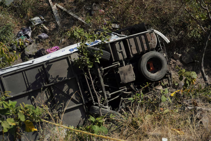 Xe buýt lật văng khỏi đường cao tốc khiến 11 người thiệt mạng Ảnh 2