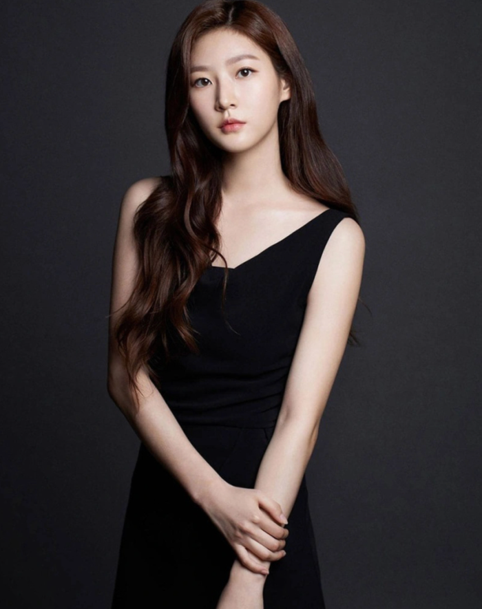 Kim Soo Hyun giữ im lặng, chặn số và còn gửi luôn số điện thoại cá nhân của Kim Sae Ron cho phóng viên. (Ảnh: Sưu tầm) 