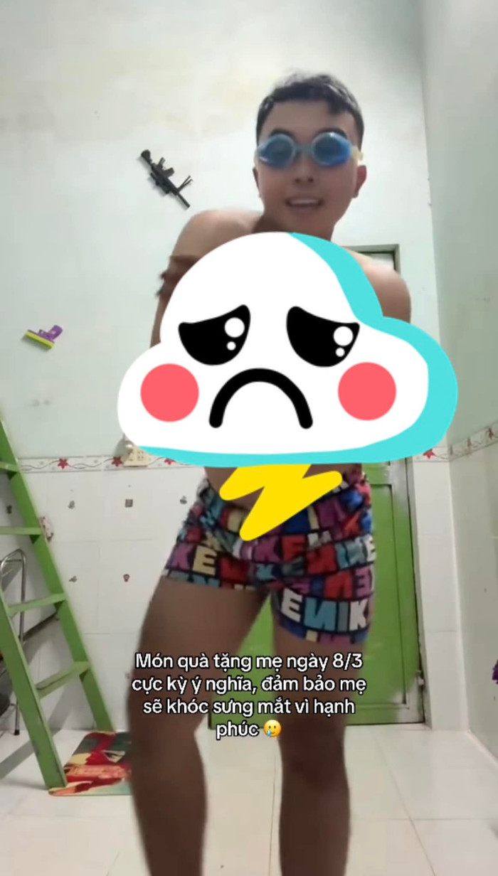 Bây giờ mẹ khóc sưng mắt thật rồi, nhưng không phải vì hạnh phúc...