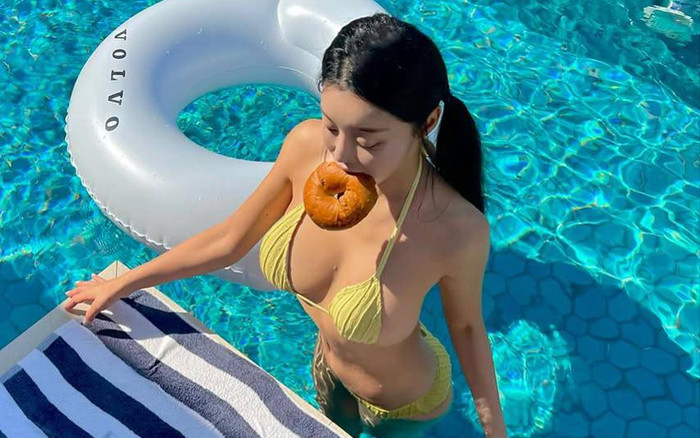 Nữ người mẫu 'cân đẹp' mọi áo tắm, nóng bỏng nhờ uống một loại nước Ảnh 2