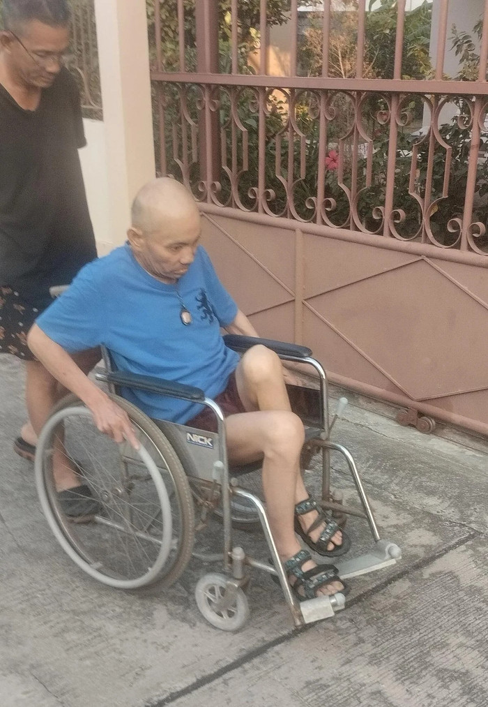 Nam ca sĩ từng nổi tiếng nhất nhì showbiz, nay bị liệt phải ngồi xe lăn, cuộc sống kham khổ Ảnh 1