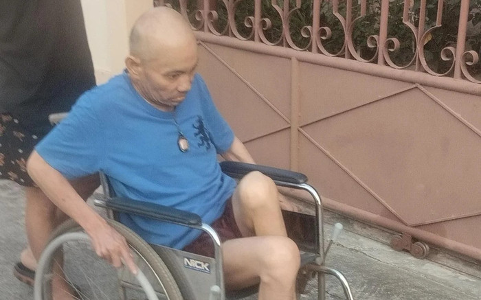 Nam ca sĩ từng nổi tiếng nhất nhì showbiz, nay bị liệt phải ngồi xe lăn, cuộc sống kham khổ Ảnh 2