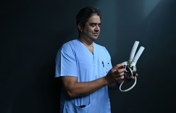 Người đàn ông đầu tiên trên thế giới được xuất viện với trái tim nhân tạo Ảnh 2