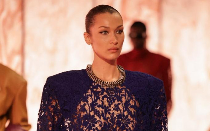 Bella Hadid diện váy ren xuyên thấu khép lại Tuần lễ thời trang Paris Ảnh 2