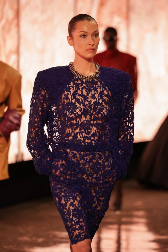 Mới đây, Bella Hadid xuất hiện đầy quyền lực trên sàn diễn Saint Laurent trong khuôn khổ Tuần lễ Thời trang Paris. Tái xuất lần đầu tiên sau gần nửa năm vắng bóng, cô trở thành vedette khép lại show diễn, thu hút mọi ánh nhìn với thần thái sắc lạnh và phong cách trình diễn cuốn hút.