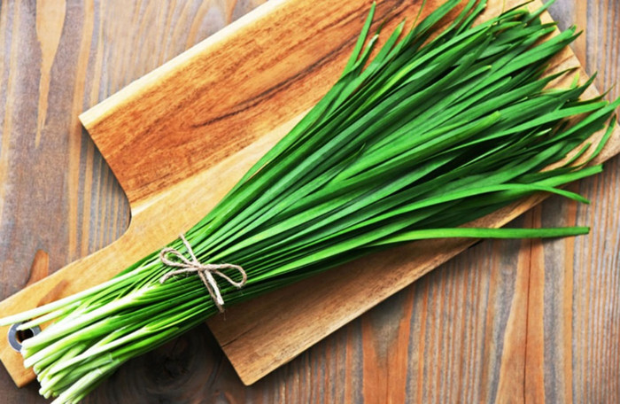 Lá hẹ chứa nhiều chất xơ, hỗ trợ tiêu hóa.