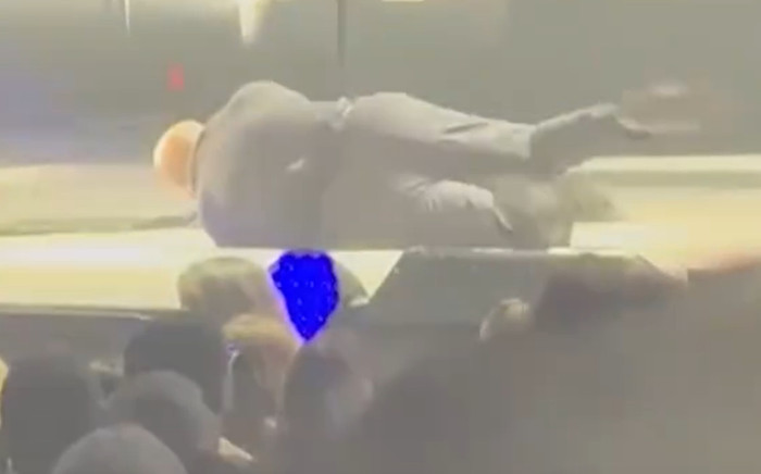 Tin buồn của nam ca sĩ 75 tuổi sau sự cố té ngã trên sân khấu Ảnh 2