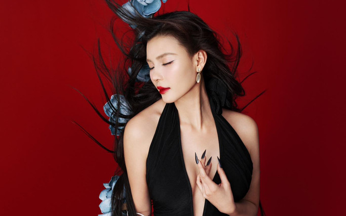 Thúy Diễm diện váy khoét sâu khoe vẻ đẹp căng tràn Ảnh 2