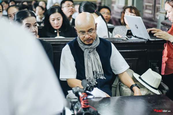 Hình ảnh ông Vũ thường xuyên đeo khăn rằn trở thành phong cách đặc trưng của ông. 