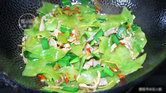 Xào lặc lè trên bếp có lửa lớn. 