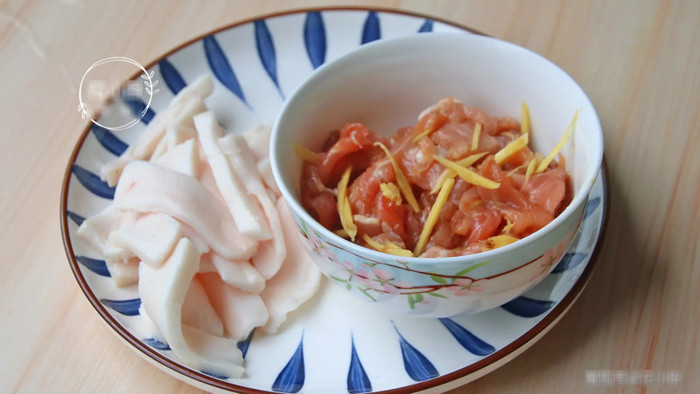 Thịt ba chỉ và thịt heo giúp món xào thêm ngon. 