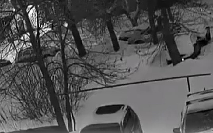 Chiếc ô tô bỗng dưng biến mất khi đậu ở bãi xe, rùng mình khi xem camera Ảnh 2