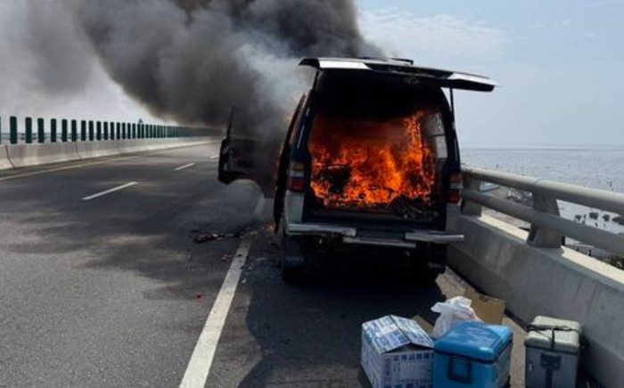 Xe tải bốc cháy ngùn ngụt trên cao tốc, tài xế liều mình cứu thứ còn mắc kẹt bên trong Ảnh 2