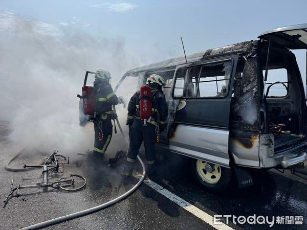 Xe tải bốc cháy ngùn ngụt trên cao tốc, tài xế liều mình cứu thứ còn mắc kẹt bên trong Ảnh 3