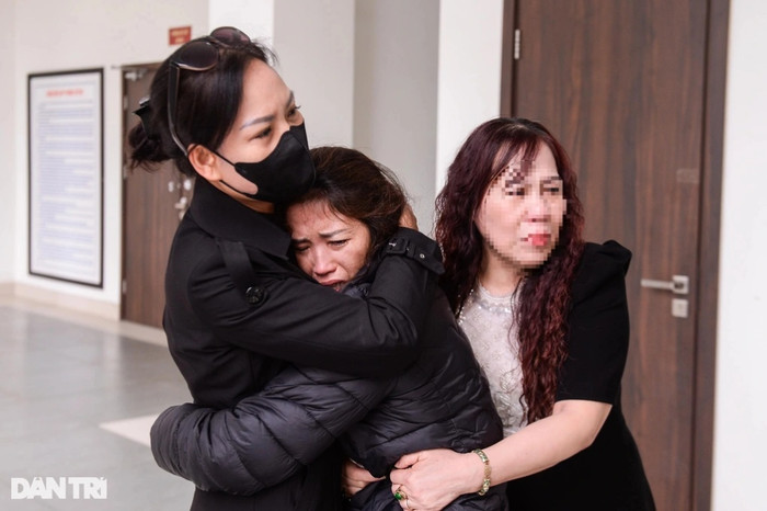 Mẹ của nam sinh N.H.Đ nước mắt không ngừng rơi sau khi nghe toà tuyên án. Ảnh: Dân Trí