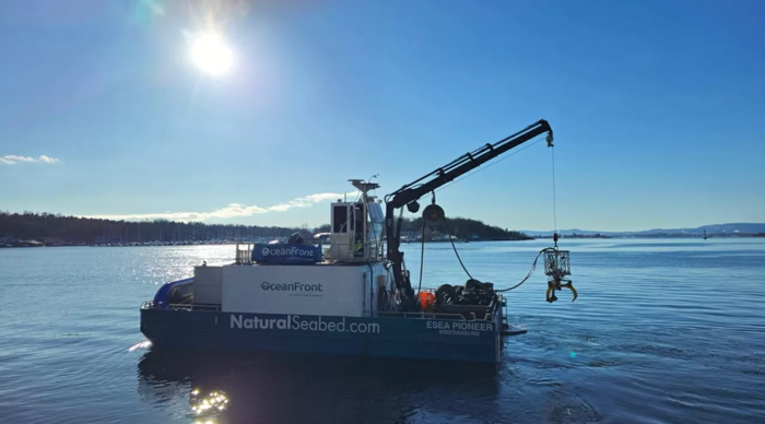 Tàu dọn rác Natural Seabed của Ocean Front. Ảnh: Kim Anh