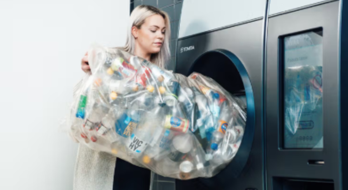 Máy thu đổi vỏ chai nhựa của TOMRA. Ảnh: Kim Anh