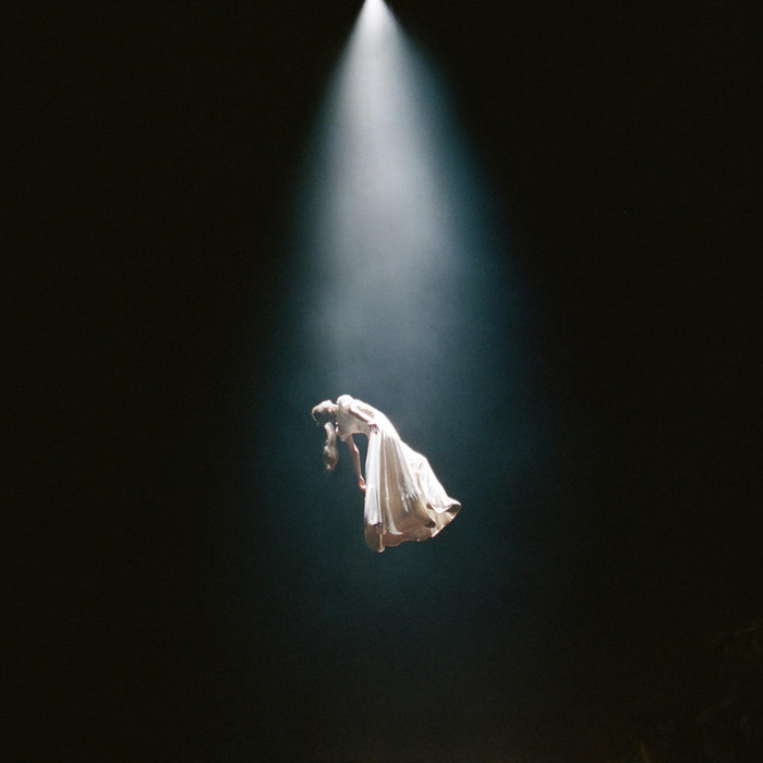 Ảnh bìa eternal sunshine deluxe vừa được Ariana Grande công bố. 